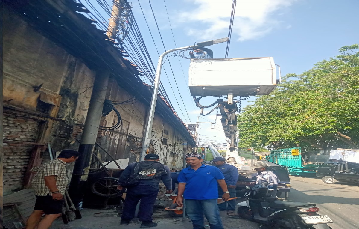 Ralisasi Permintaan Warga, Dishub Kota Surabaya Pasang Titik Baru PJU Di Sepanjang Jalan Semut Kali Selatan