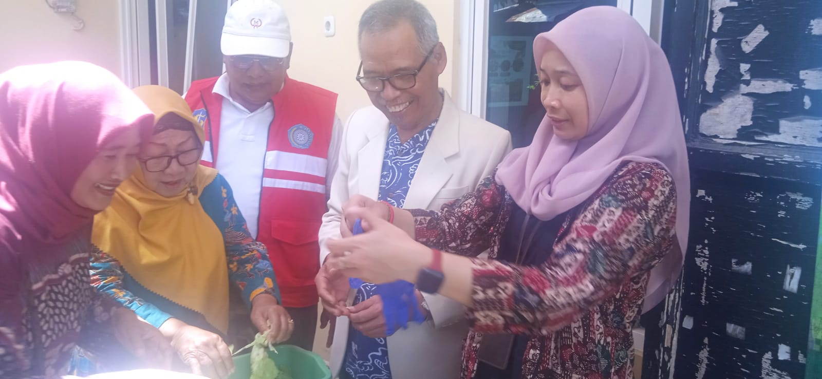 Ubah Sampah Organik Jadi Berkah, UWKS Edukasi Warga Babat Jerawat