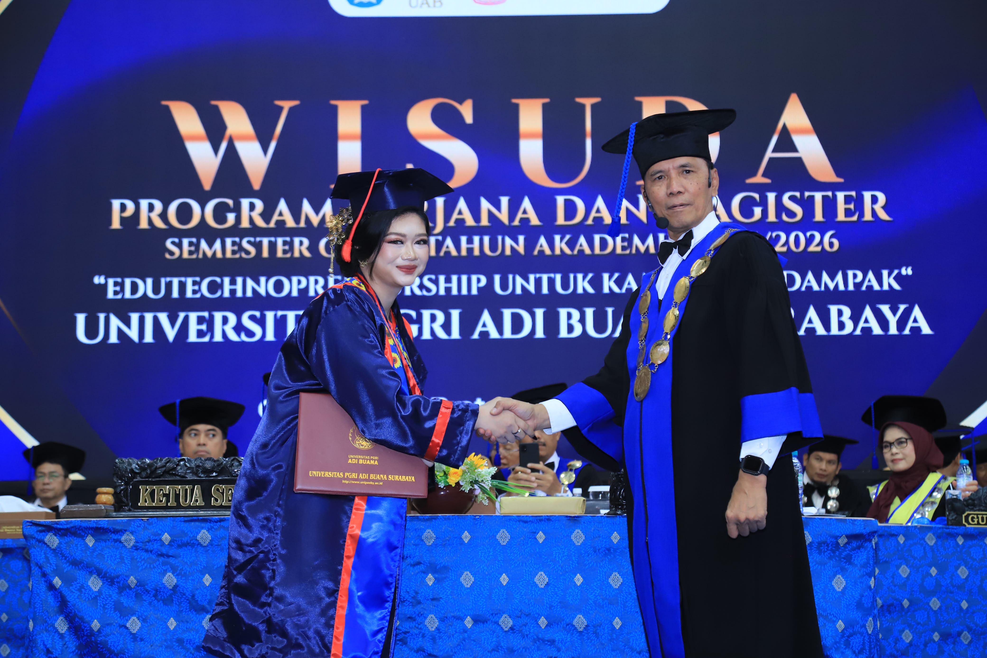 Diva Aprilia Trisha Utami Raih Predikat Wisudawan Berprestasi Bidang Akademik