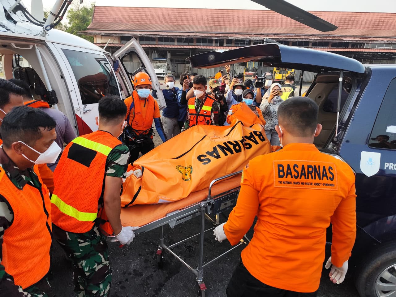 30 Mil Laut dari Darat, Helikopter Polri Evakuasi Jenazah Korban KM Virgo Transport 8
